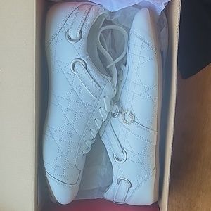 Size 9 Guess sneakers